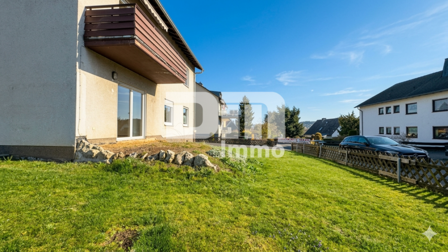 Gepflegtes Ein / Zweifamilienhaus mit Doppelgarage in begehrter Ortsrandlage von Zierenberg - Gartenbereich vorne